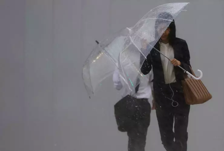 Tormenta tropical Mawar ha provocado heridos e interrupciones del transporte.