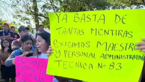 Padres bloquean avenida en Pajapan exigiendo maestros.