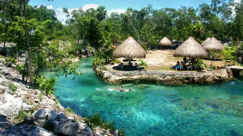 En los cenotes puedes vivir aventuras emocionantes o simplemente relajarte en plena naturaleza.