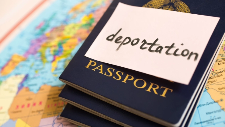 Un pasaporte que contiene una nota que dice “deportación”.