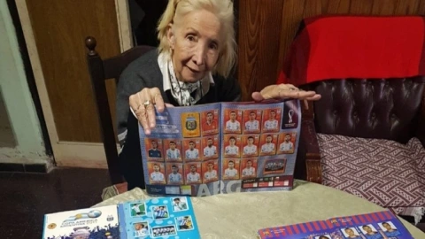 abuelita compra estampas del mundial