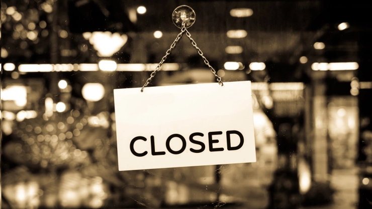 Cartel de “cerrado” en vidrio de una tienda