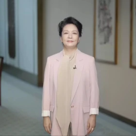 Peng Liyuan pide comunidad internacional impulsar educacion