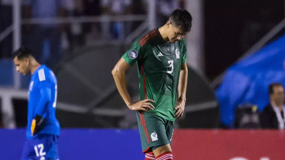 Cesar montes sale por lesion en derrota de almeria.jpg