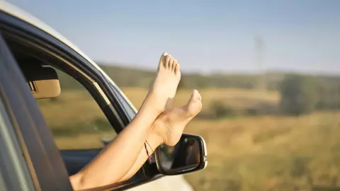 Remover la piel muerta te ayudará a lucir unos pies más suaves