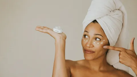 Así puedes hacer masajes matutinos con tu contorno de ojos para mejorar las bolsas