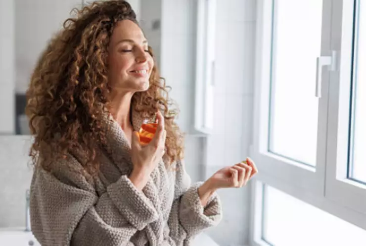 Esto dice la psicología sobre quienes usan el mismo perfume todos los días
