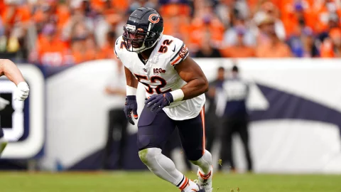 Khalil Mack, linebacker de los Bears de Chicago, corre durante una jugada frente a los Broncos de Denver, el domingo 15 de septiembre de 2019.