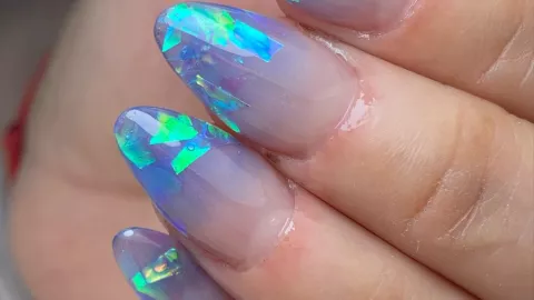 Las puntas con vidrio roto dan un aspecto artístico a las uñas