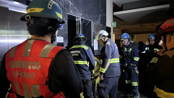 6 personas rescatadas de elevador en el Refugio, Querétaro