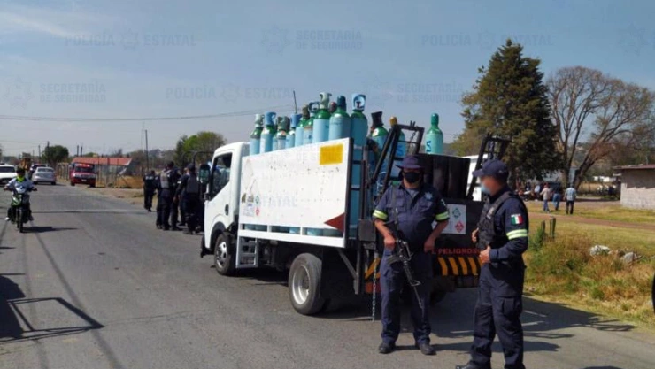 Policías recuperan un camión con tanques de oxígeno en Tultepec