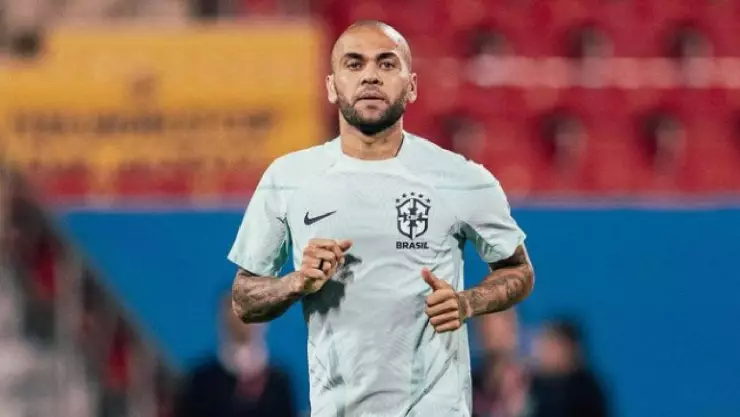 Dani Alves organiza fiesta en su residencia tras salir de la cárcel en España