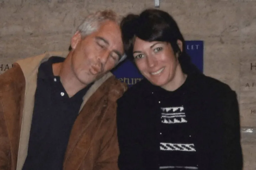 Jeffrey Epstein y Ghislaine Maxwell aparecen en esta imagen publicada por el Departamento de Justicia en Washington, D.C., EE. UU., el 19 de diciembre de 2025, como parte de un nuevo conjunto de documentos de sus investigaciones sobre el difunto financista y delincuente sexual convicto Jeffrey Epstein