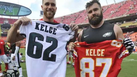 Travis Kelce y Jason Kelce nuevamente se enfrentarán en el campo durante la Semana 11 de la NFL 2023