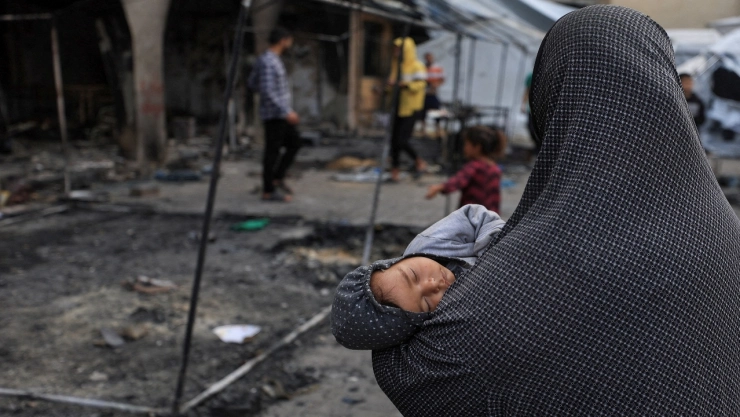 Imagen simbólica de la crisis de desnutrición infantil en Gaza: un paquete de alimento terapéutico listo para usar (RUTF) o manos de un cooperante preparando ayuda, representando la urgente necesidad de asistencia para salvar a 14.000 bebés en riesgo de muerte según alerta de la ONU.