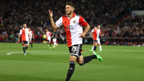 Santiago Gim&eacute;nez celebra un gol con el Feyenoord