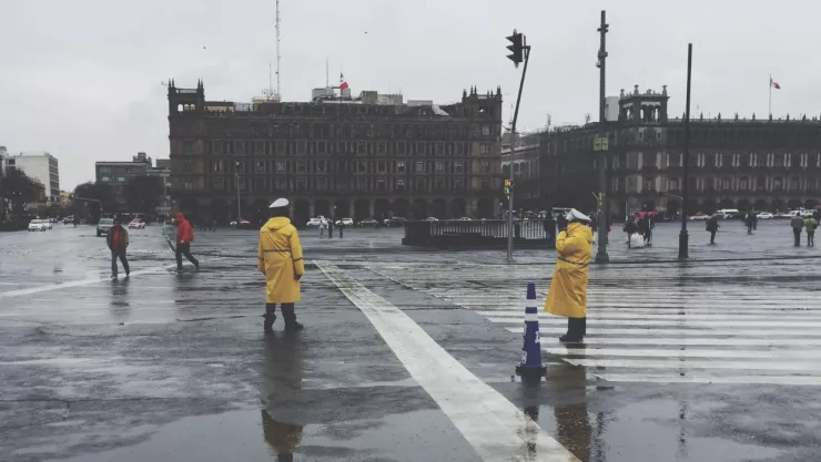 Zócalo de la Ciudad de México con el pavimento mojado