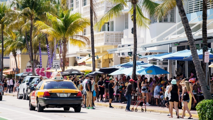 Jóvenes en el centro de Miami, Florida