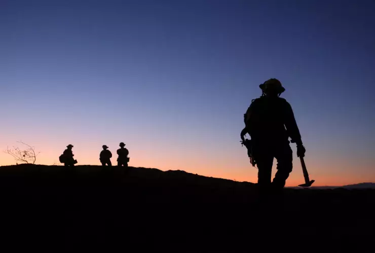 Imagen de un recluso con equipo de bombero trabajando en la extinción de un incendio forestal en California.