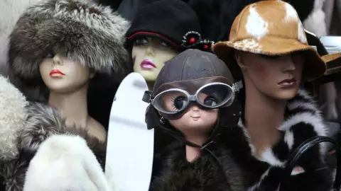 Ladrón finge ser un maniquí