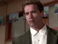 Arnold-Schwarzenegger-detective-en-el-kinder