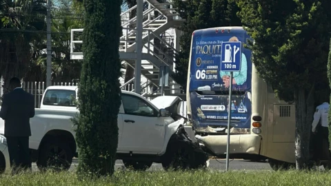 Camioneta se impacta contra unidad de transporte público