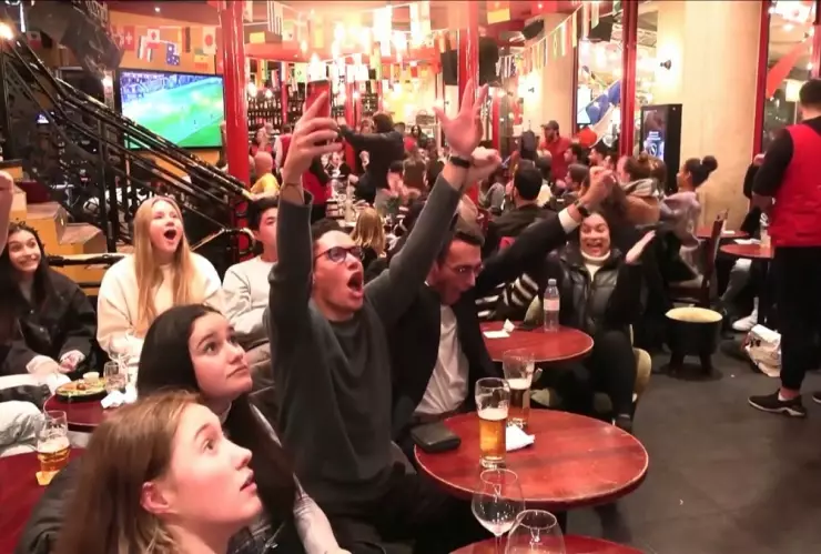 Qatar 2022: Con dos goles de Giroud, Francia aplasta a Australia; lo celebran en París.