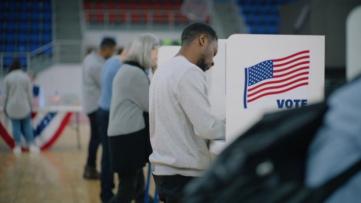 Personas ejercen su voto en los comicios de EU.
