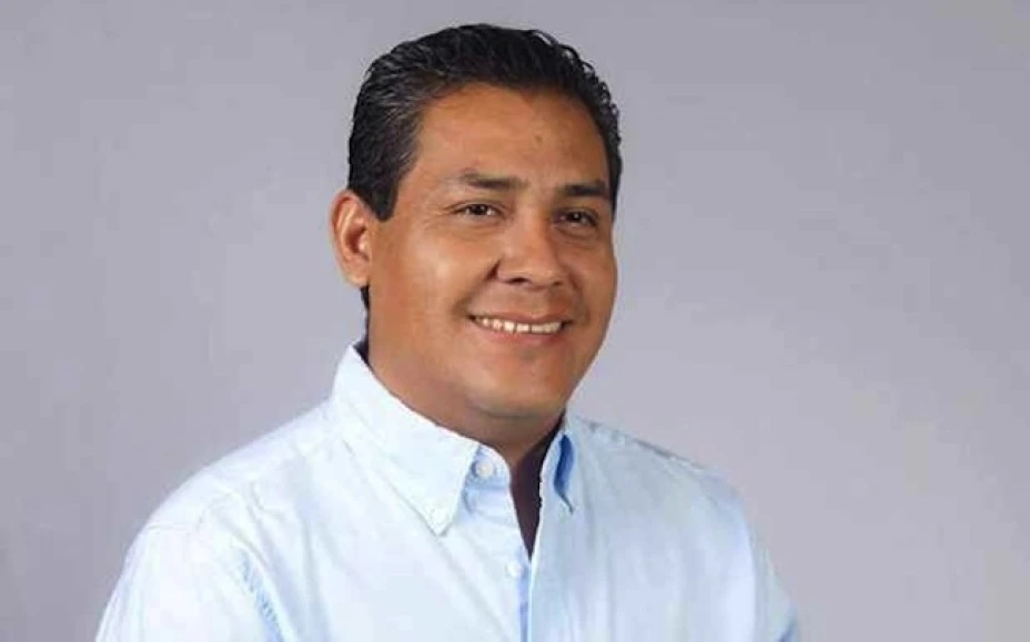 Leninguer Raymundo Carballido Morales, edil electo de Amatengo acusado de fingir su muerte para evadir una demanda por violación tumultuaria, fue detenido por la AEI