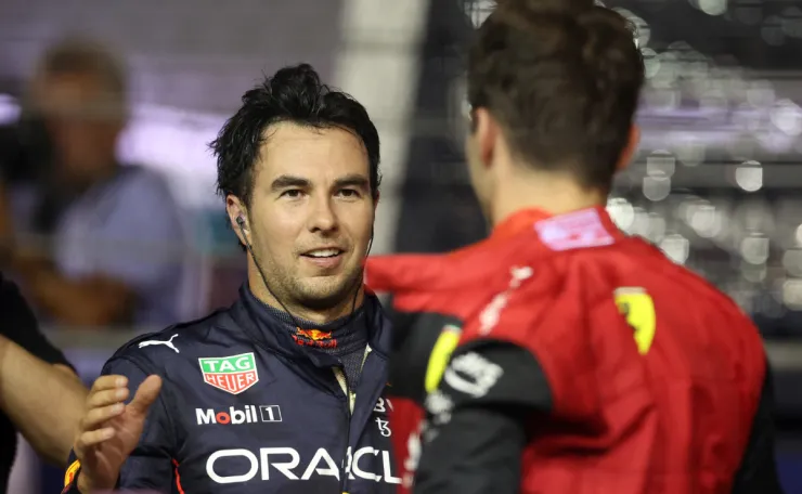 Checo Pérez saluda a Charles Leclerc en Singapur