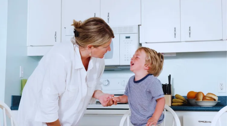 La frase de 8 palabras que calma a un niño enojado en 30 segundos, según la psicología