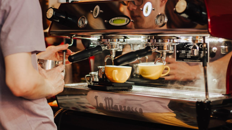 Máquina de café, un electrodoméstico esencial para los amantes del café, que permite preparar diversas bebidas a partir de granos o cápsulas.