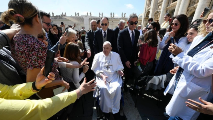 Papa Francisco reaparece en el Vaticano el 6 de abril 2025.png