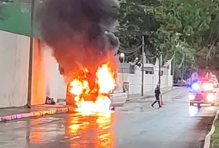 VIDEO_ Auto se incendia en plena Avenida Andrés García Lavín