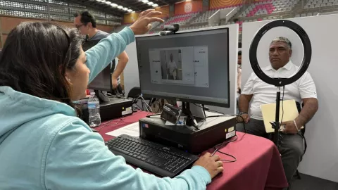 Toma de fotografía durante el examen en línea licencia permanente CDMX.