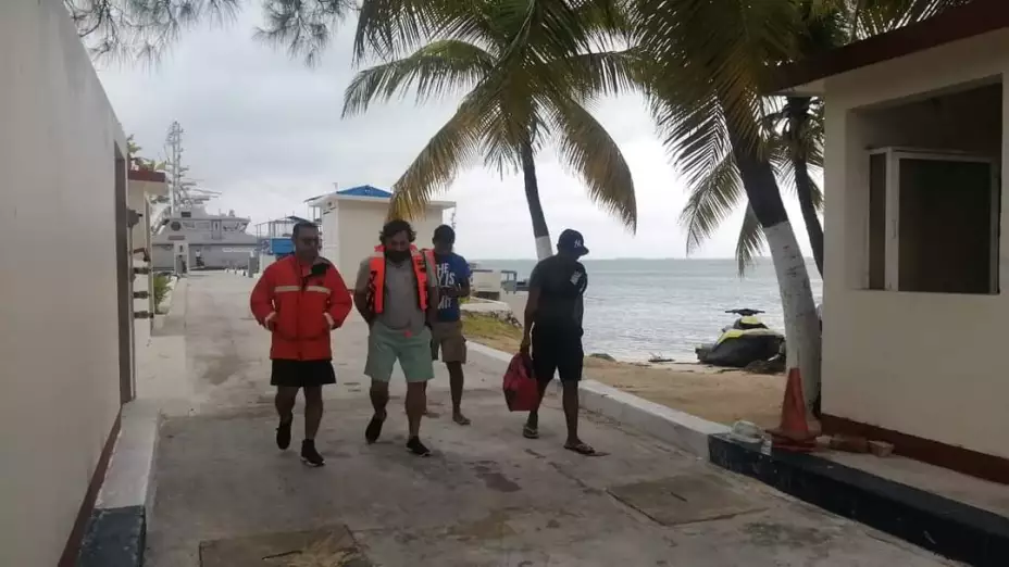 Rescatan a tripulantes de embarcación de Cancún perdida en alta mar
