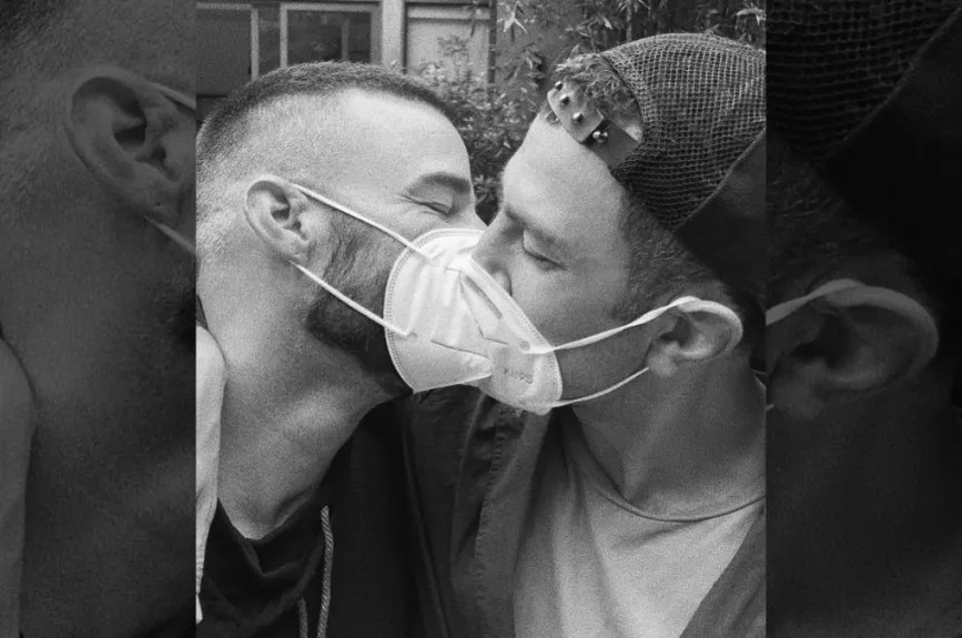 Ricky Martin y su pareja beso.jpg