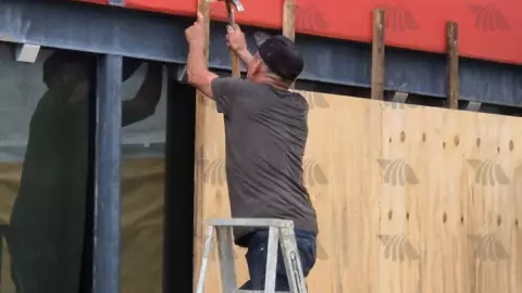 Comercios en Mérida se blindan ante llegada del Huracán Beryl en Yucatán