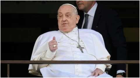 papa francisco crucifijo