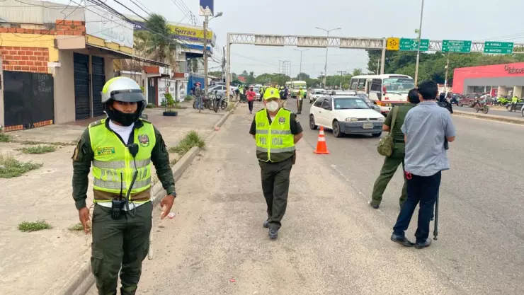 Mujer quema brazos de su hija de 6 años por haber robado dulces