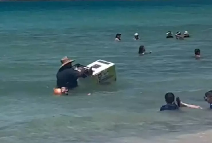 Vendedor de helados dentro del mar.