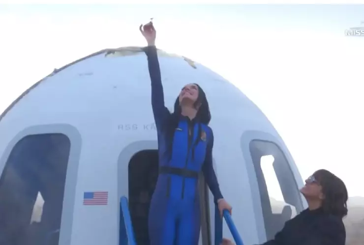 Katy Perry besa la Tierra tras su épico Viaje espacial en la Misión NS-31 de Blue Origin