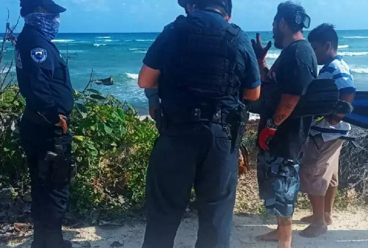 Rescatan a pescadores varados en Cozumel, la corriente los arrastró