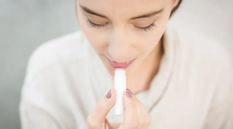 El significado que una persona se muerda los labios cuando habla contigo