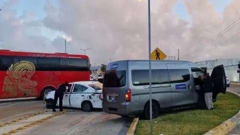 ¿Hay heridos? Aparatoso choque múltiple en el Boulevard Colosio deja grandes daños y tráfico lento en Cancún