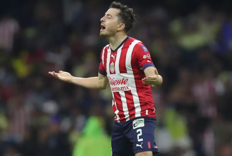 Alan Mozo celebra un gol con Chivas