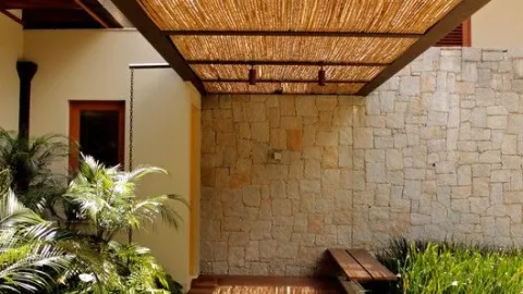Pérgolas mixtas de herrería con entramado de bambú