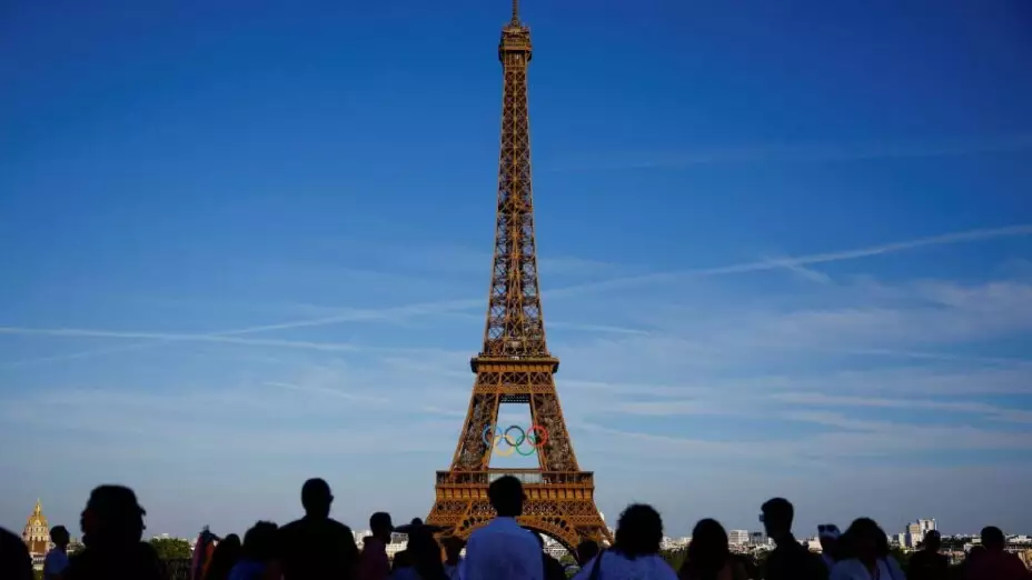 Juegos Olímpicos París 2024 _ La Torre Eiffel se engalana con los Aros de las olimpiadas.jpg