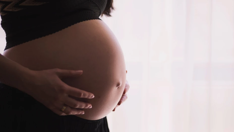 Mujer queda embarazada de su esposo muerto