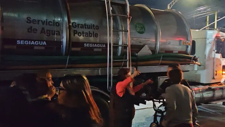 Protesta por desabasto de agua frena la avenida Té en Iztacalco